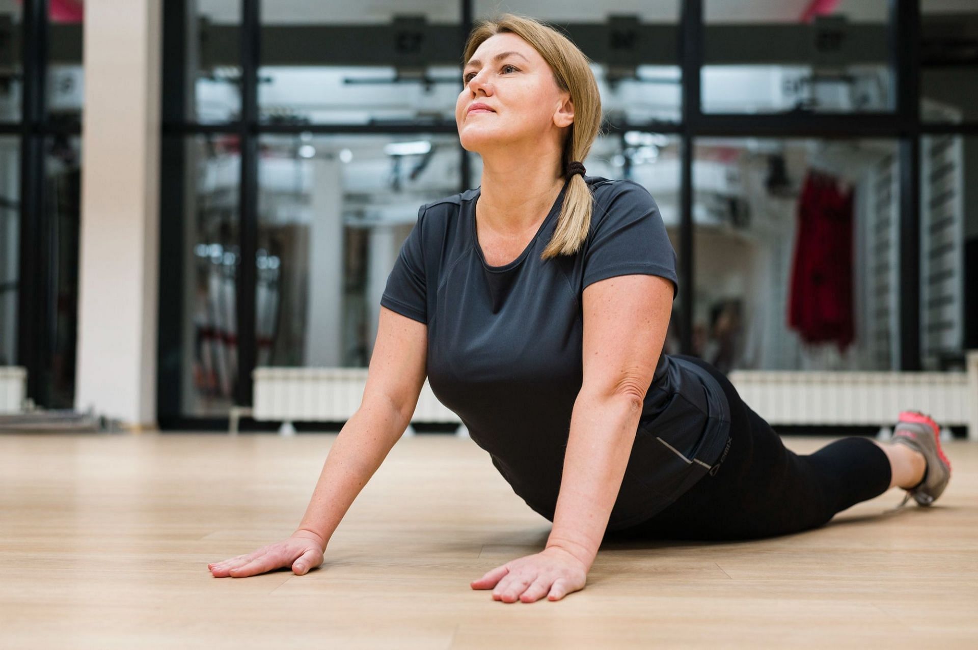 The hundred in Pilates develops trunk strength. (Image via Freepik)